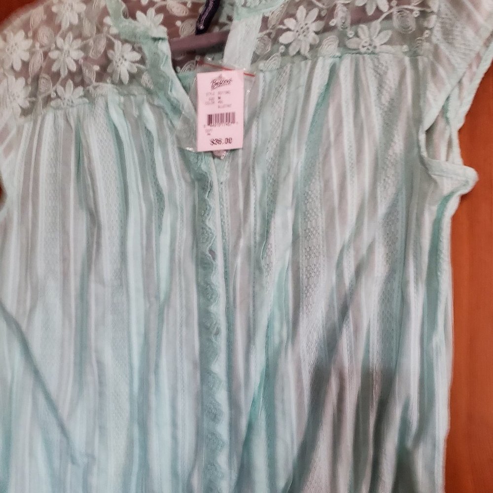 Architect Size M color is a light minty green
